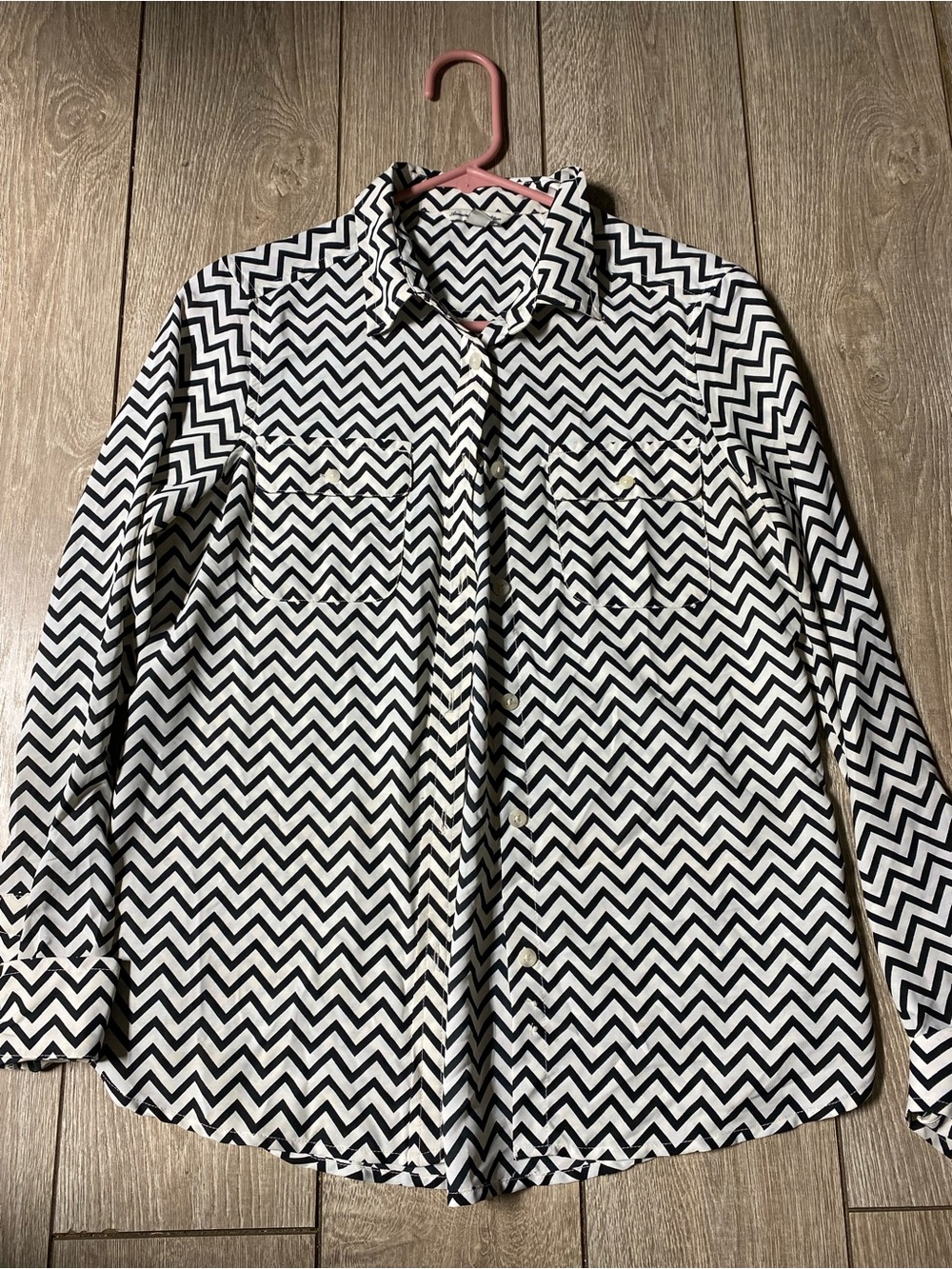 American Eagle Black & White Chevron Button Down Blouse Long Sleeve Size S